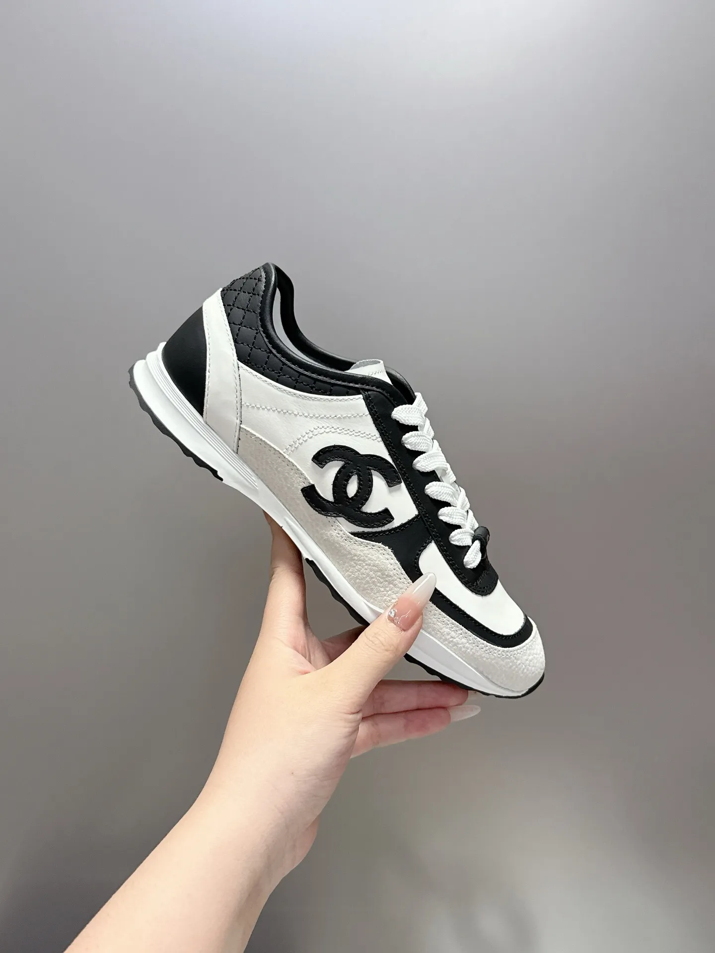 👟👟Ex-factory price 500👟👟 (size 35-40) Chanel 25p panda sneakers! It’s really out of the spotlight recently, and there’s a reason why it’s so popular! The upper is made of first-layer calfskin, with a sheepskin lining, which is breathable and comfortable. It has a full whitening effect and can easily show off your slender legs when paired with any style of clothes. Whoever wears it will look better~ The comfort level is simply amazing. Beauty and comfort coexist, and they are extremely versatile. Wearing it can easily walk ten or twenty thousand steps without any pressure, and it feels light and breathable. The classic black and white color scheme is really the best for spring and summer wear! No matter what kind of clothes you wear in daily life, you can never go wrong. You can mix and match them beautifully and look very delicate and stylish. People with wide feet don’t have to worry about making their feet look fat. Wearing it will make your feet look better. I really love this pair of shoes. Come and get a pair to make your steps more comfortable and fashionable!
